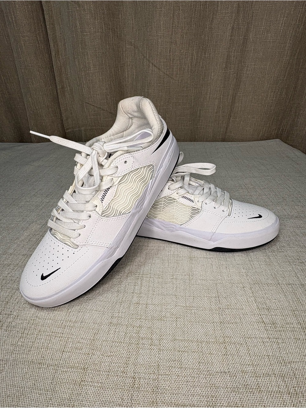 Nike SB Ishod Premium sneakers in White and Black Size 6